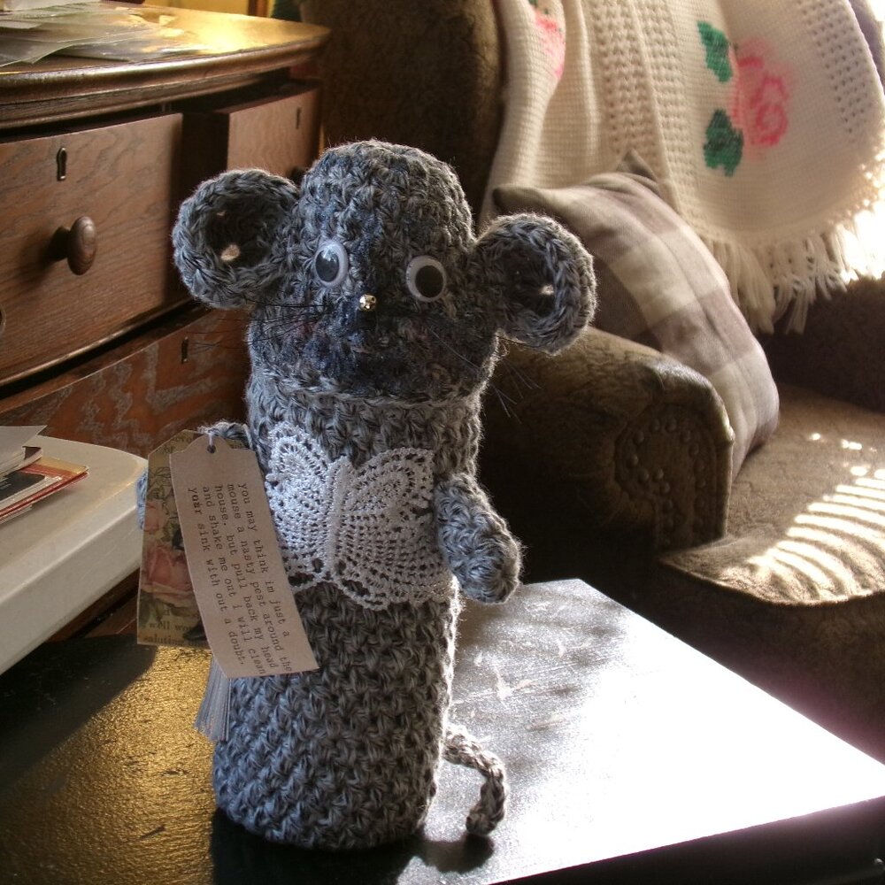 hand crocheted mouse cleanser cover.